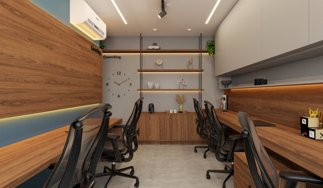 Coworking com bancadas em madeira, cadeiras ergonômicas e prateleiras iluminadas